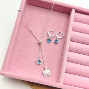 Conjunto Flor Azul Colar Gravatinha ajustável e Brinco flor
